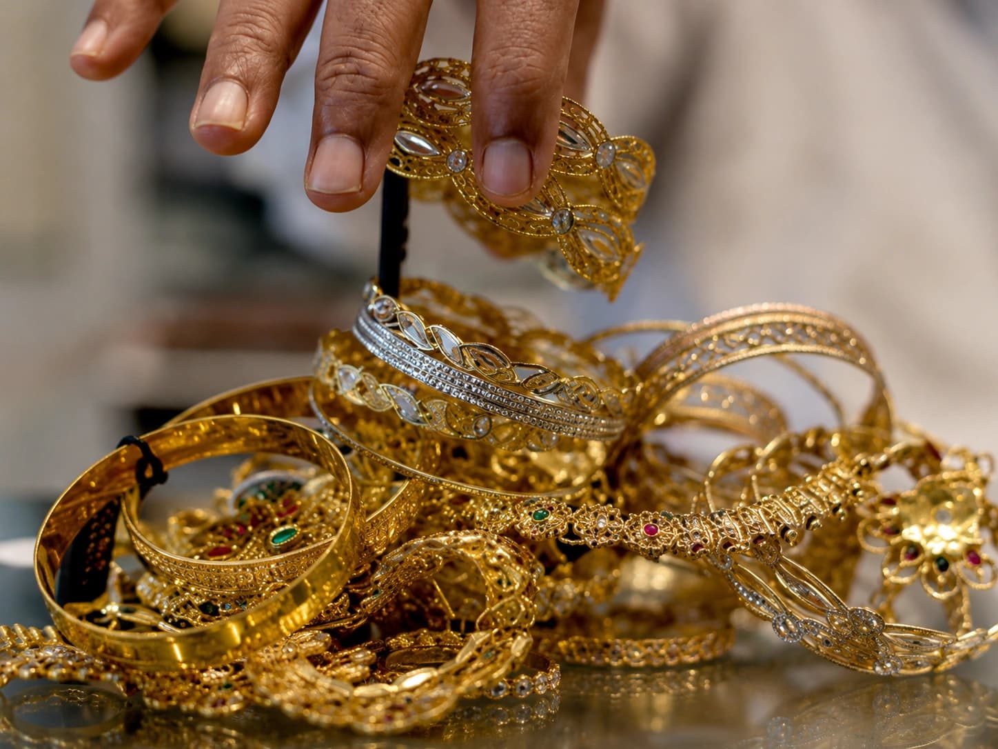 Gold Price in Pakistan Falls Rs2,200 Per Tola and Rs1,886 Per 10 Grams Nationwide