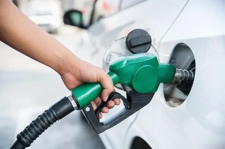 Govt Cuts Petrol Price by Rs2.20, Diesel by Rs1.50 for Next 3 Days