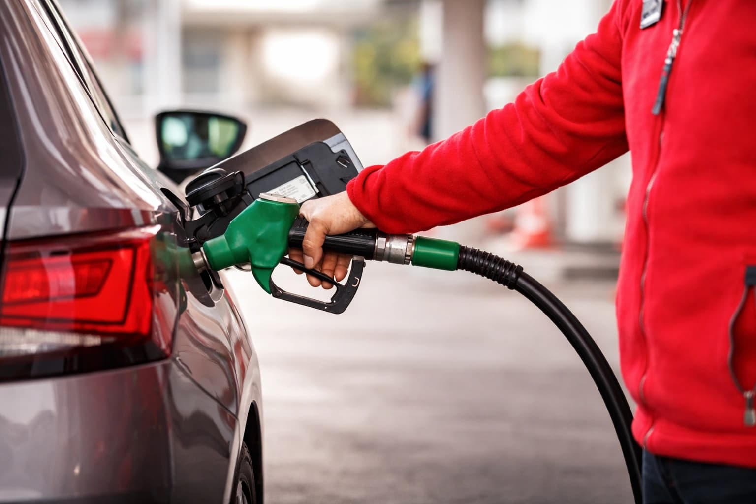 Pakistan Petrol Prices Set to Drop as PM Shehbaz Orders Full Benefit Transfer to Public