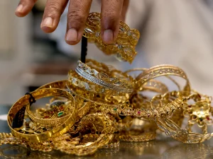 Gold price in Pakistan drops Rs2,200 per tola to Rs473,162 as international gold falls $22 to $4,508 per ounce