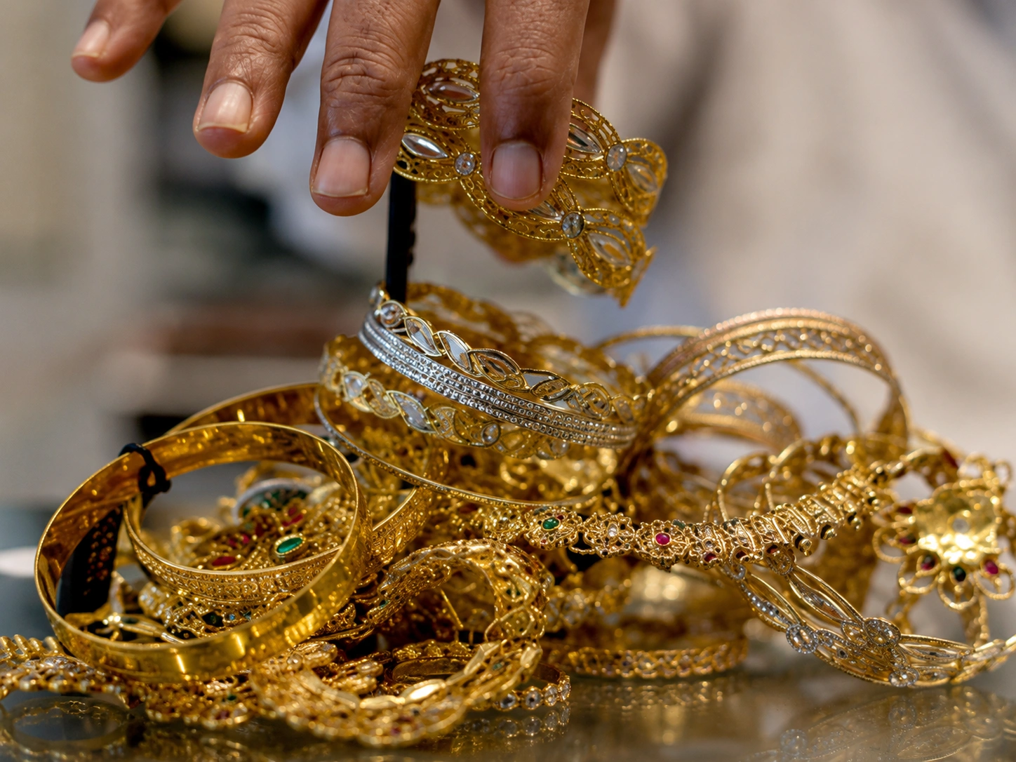 Gold price in Pakistan drops Rs2,200 per tola to Rs473,162 as international gold falls $22 to $4,508 per ounce