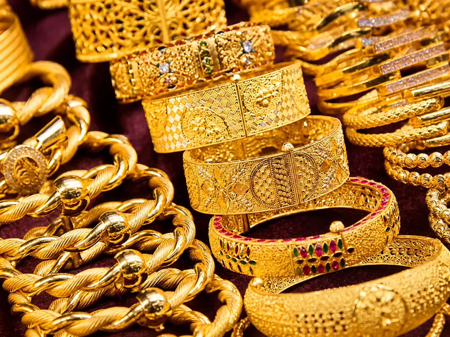 Gold prices in Pakistan decline for second time in four days as global bullion market edges lower amid silver price rise