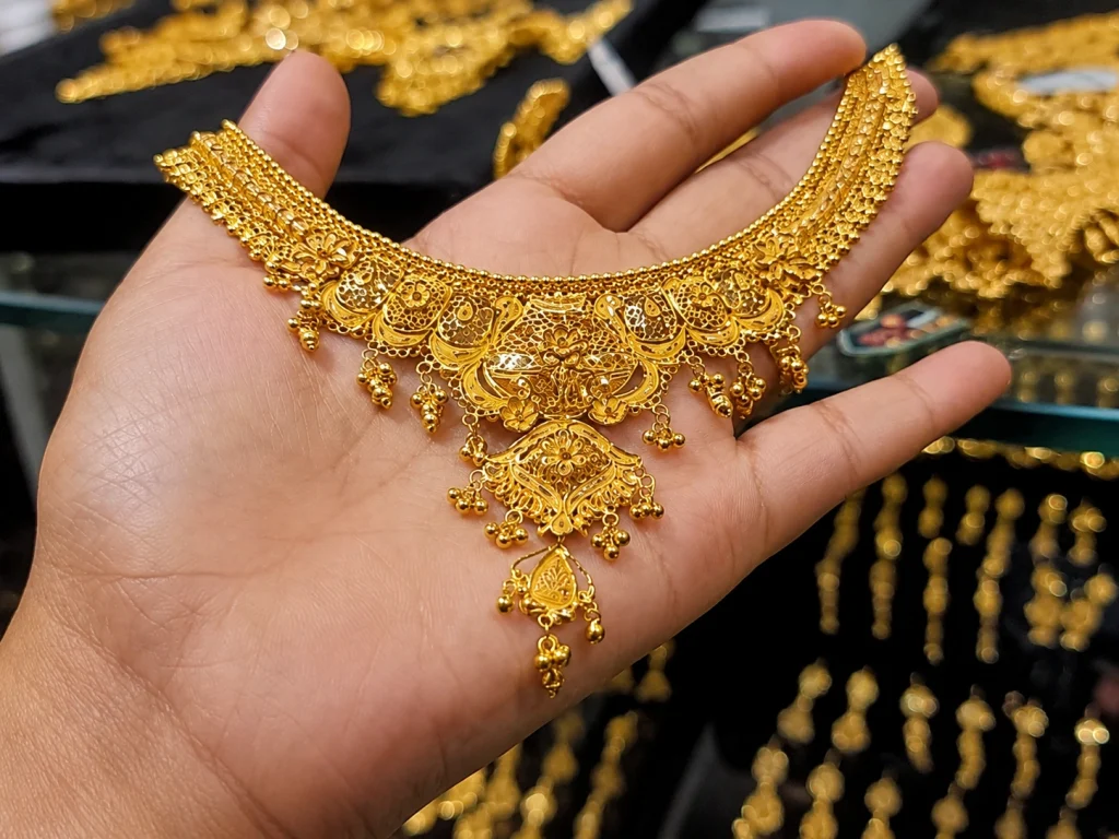 Gold prices in Pakistan today — price board showing 24-karat gold at Rs471,762 per tola after Rs3,100 drop on June 1 2026