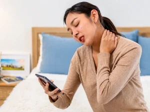 Tech neck phone posture diagram showing the effect of forward head position on the cervical spine with a 2025 meta-analysis finding smartphone overuse raises neck pain risk 2.34 times