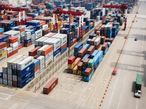 Pakistan exports May 2026 data showing $2.7 billion in outbound trade, a 21.5% drop in imports to $5.3 billion, and a trade deficit narrowing 39.4%