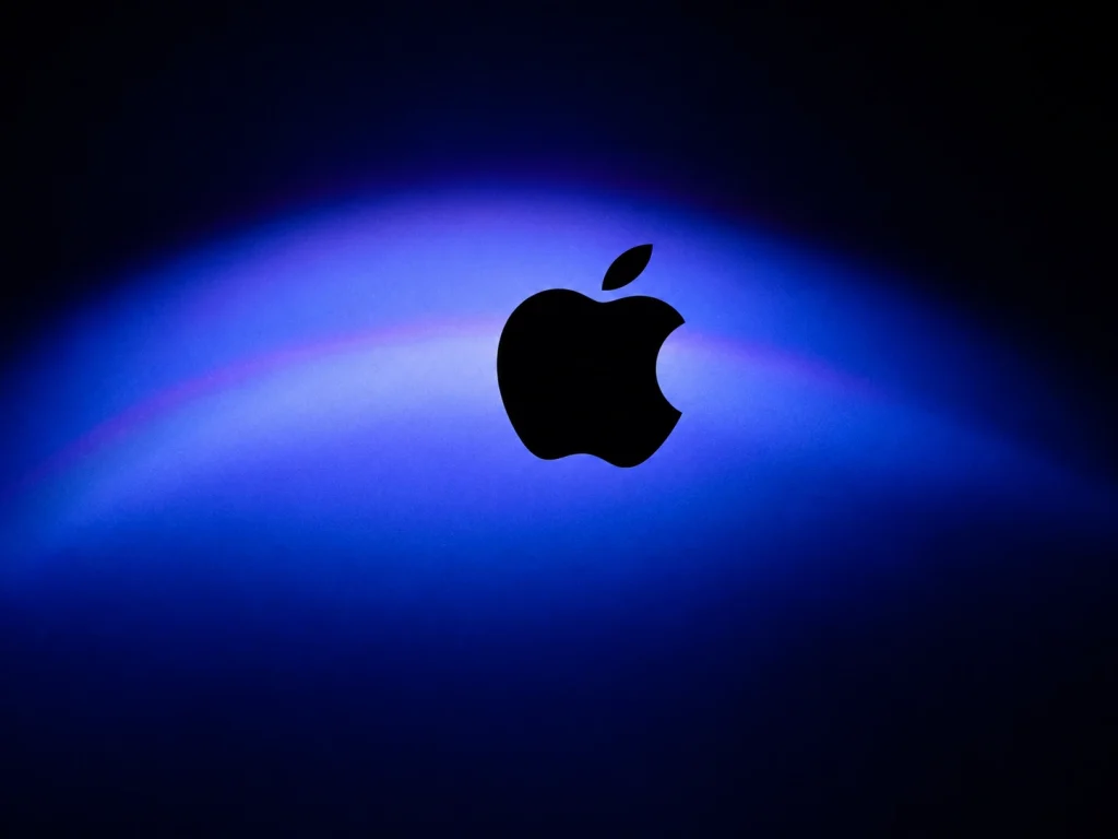 Apple WWDC 2026 worldwide developers conference banner showing June 8 to 12 online event with keynote at Apple Park Cupertino featuring Siri AI upgrade and over 100 developer sessions.